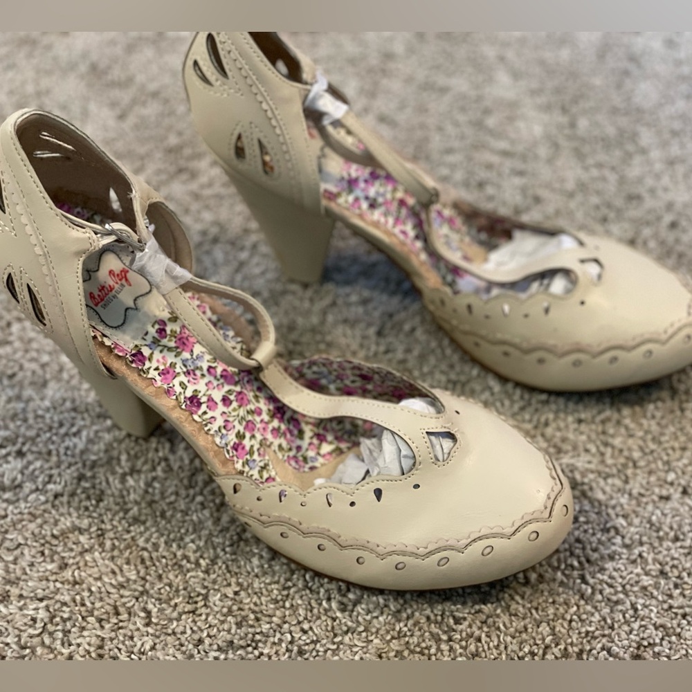 NWOT Bettie Page Birdie Pumps Size 10